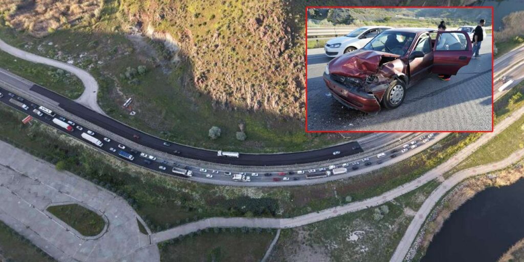 iki-otomobil-carpisti,-3-kisi-yaralandi:-trafik-yogunlugu-havadan-goruntulendi