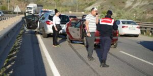 İki otomobil çarpıştı, 3 kişi yaralandı