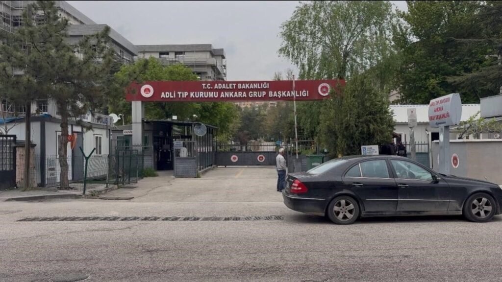 kamyonun-altinda-kalan-2-belediye-iscisinin-cenazeleri-adli-tibba-getirildi