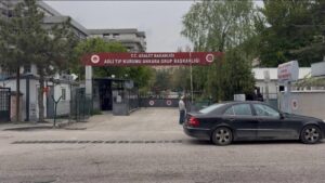 Kamyonun altında kalan 2 belediye işçisinin cenazeleri adli tıbba getirildi