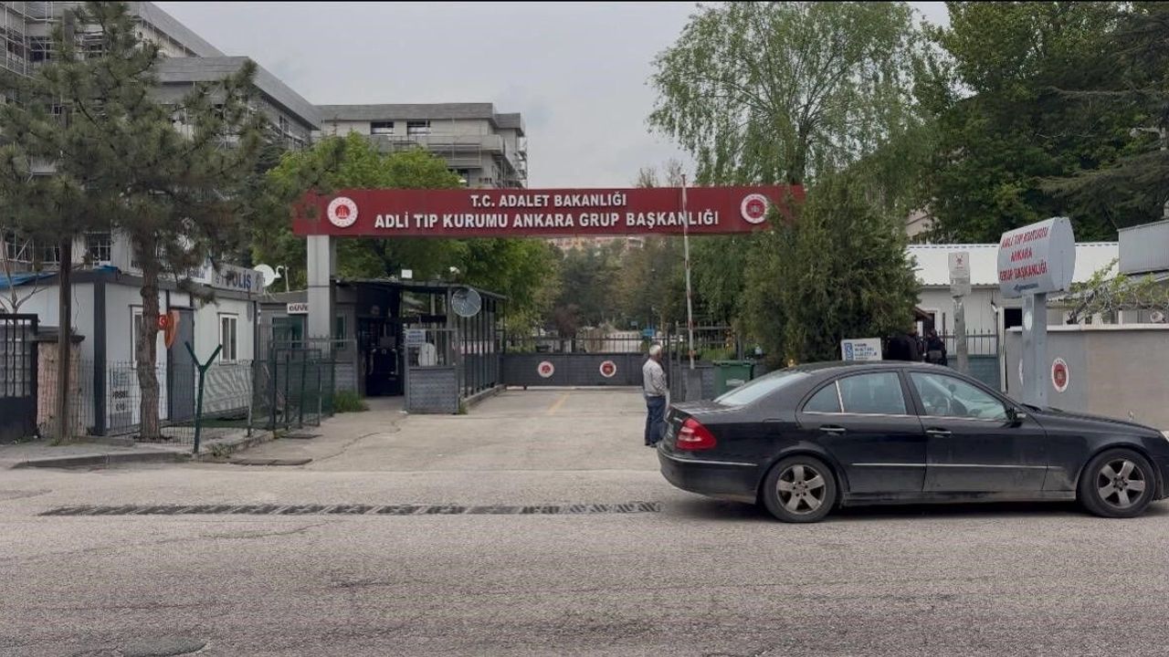 kamyonun-altinda-kalan-2-belediye-iscisinin-cenazeleri-adli-tibba-getirildi