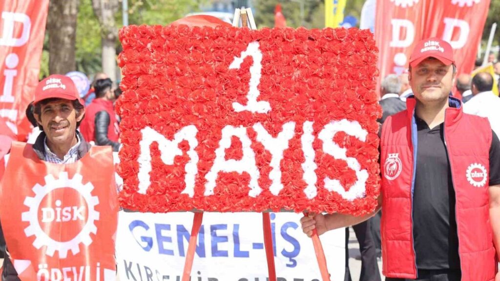 bayramda-gorevlerini-birakmadilar:-temizlik-iscilerinden-takdirlik-hareket