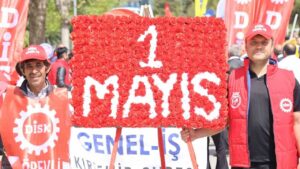 Bayramda görevlerini bırakmadılar: Temizlik işçilerinden takdirlik hareket