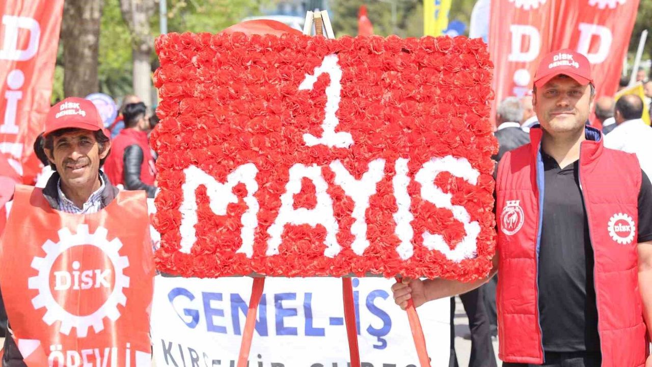 bayramda-gorevlerini-birakmadilar:-temizlik-iscilerinden-takdirlik-hareket