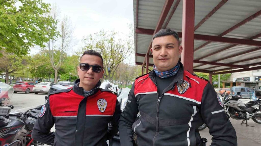 arac-surerken-bogazina-erik-kacti,-hayatini-yunus-polisleri-kurtardi