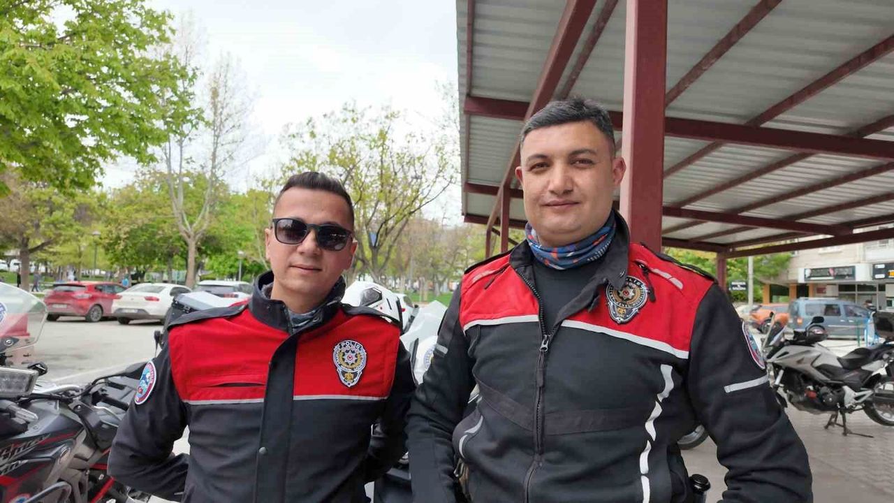 arac-surerken-bogazina-erik-kacti,-hayatini-yunus-polisleri-kurtardi
