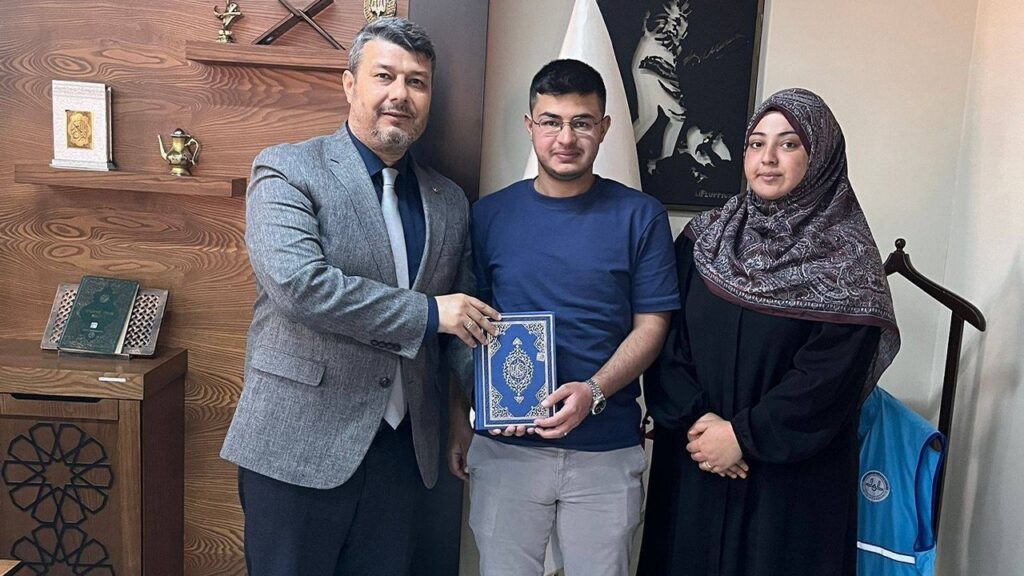 din-gorevlisi-ramazan-ozen-dunya-evine-girdi