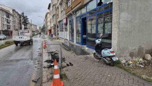 Otomobilin çarptığı aydınlatma direği marketin camını kırdı: 1 yaralı
