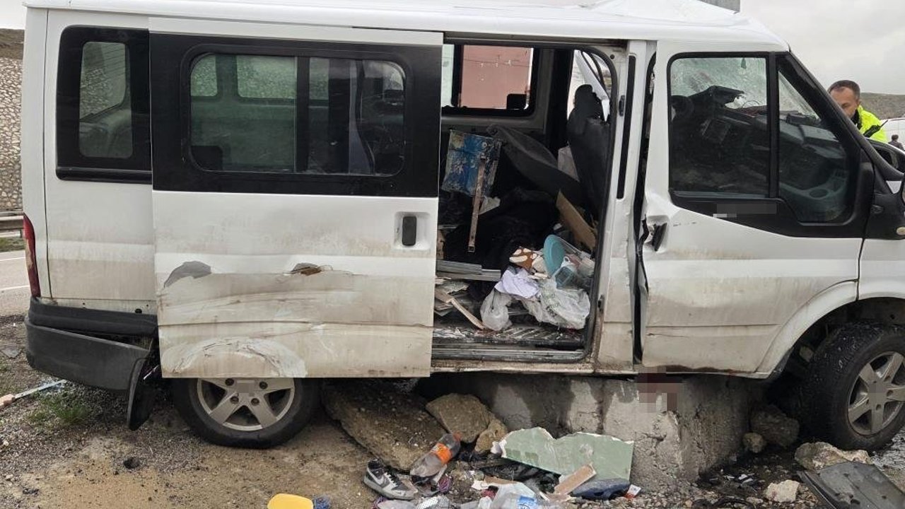 minibus-once-otomobile-sonra-tabelaya-carpti:-1-olu