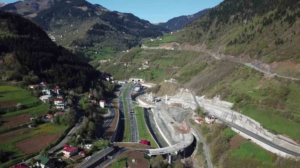 bakan-uraloglu:-‘karadeniz’in-sembolu-zigana-tuneli’mizi-3-yilda-5-milyon-277-bin-434-arac-kullandi’