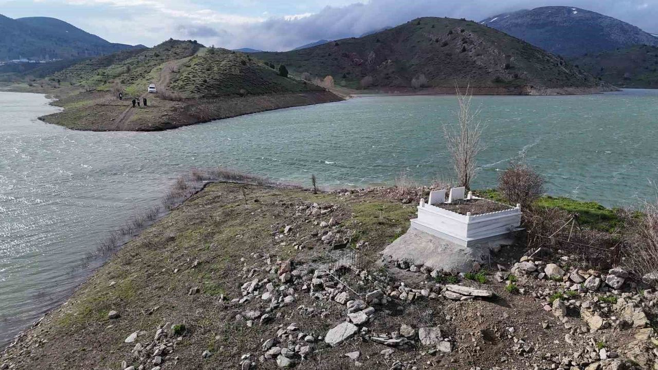 koylunun-suyla-imtihani,-mezarlar-bir-goruluyor-bir-kayboluyor