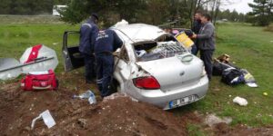 Takla atan otomobildeki yaşlı çift yaralandı