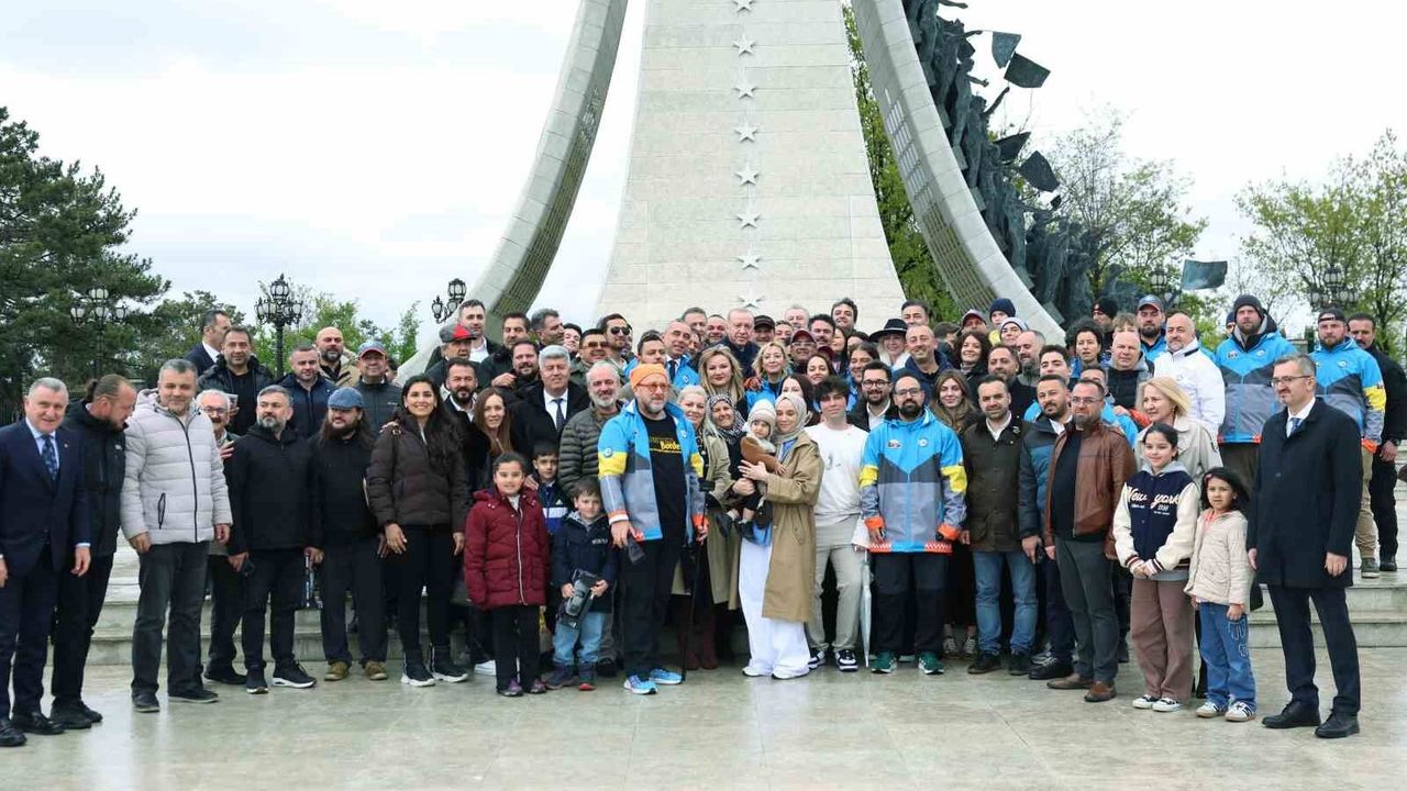 cumhurbaskani-erdogan,-dogu-bati-dostluk-ve-ipek-yolu-rallisi’ne-katilan-grubu-ugurladi