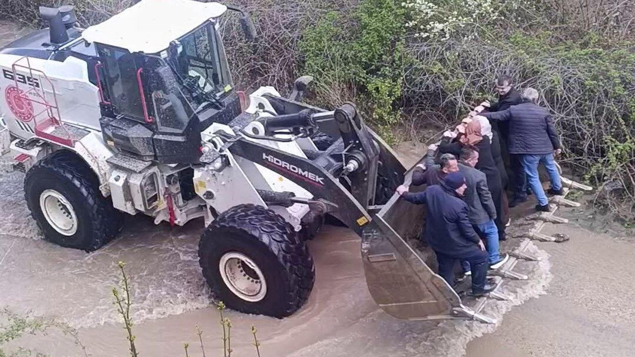 sel-yollari-kapatti,-cenaze-yakinlari-kepce-ile-tasindi