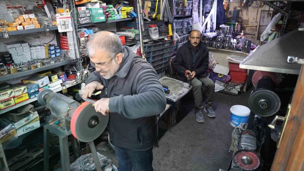 bicak-bileme-mesaisi-basladi