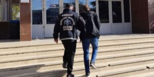 Trafik güvenliğini tehlikeye soktu, polislere yakalandı!