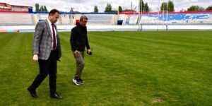 Başpınar Stadyumu’nda çim bakımı başlatıldı