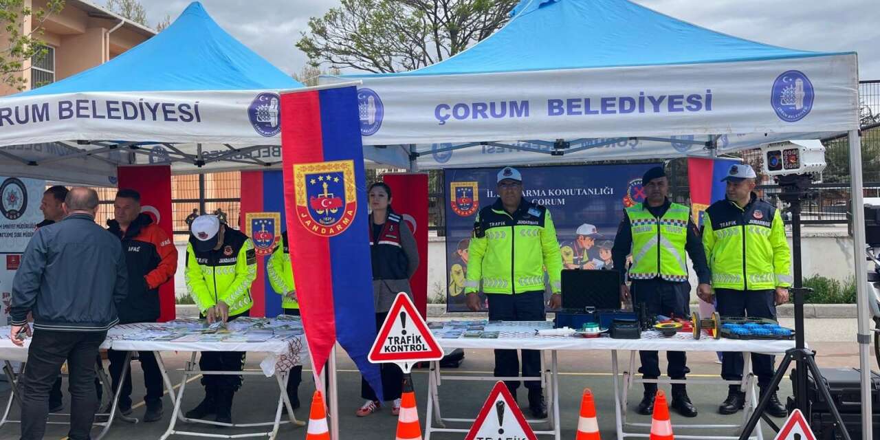 corum’da-trafik-haftasi’nda-ogrencilerle-farkindalik-olusturuldu