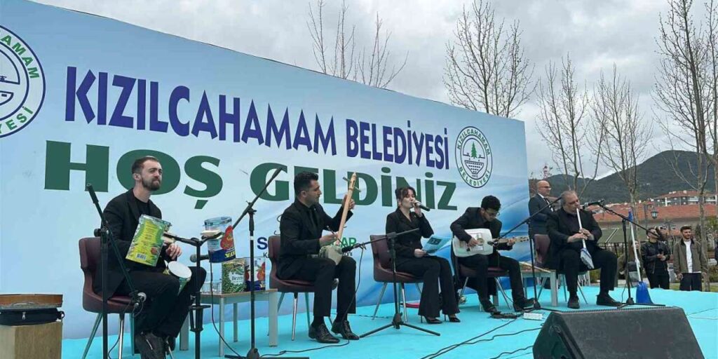 atiklardan-yaptiklari-muzik-aletleri-ile-konser-verdiler
