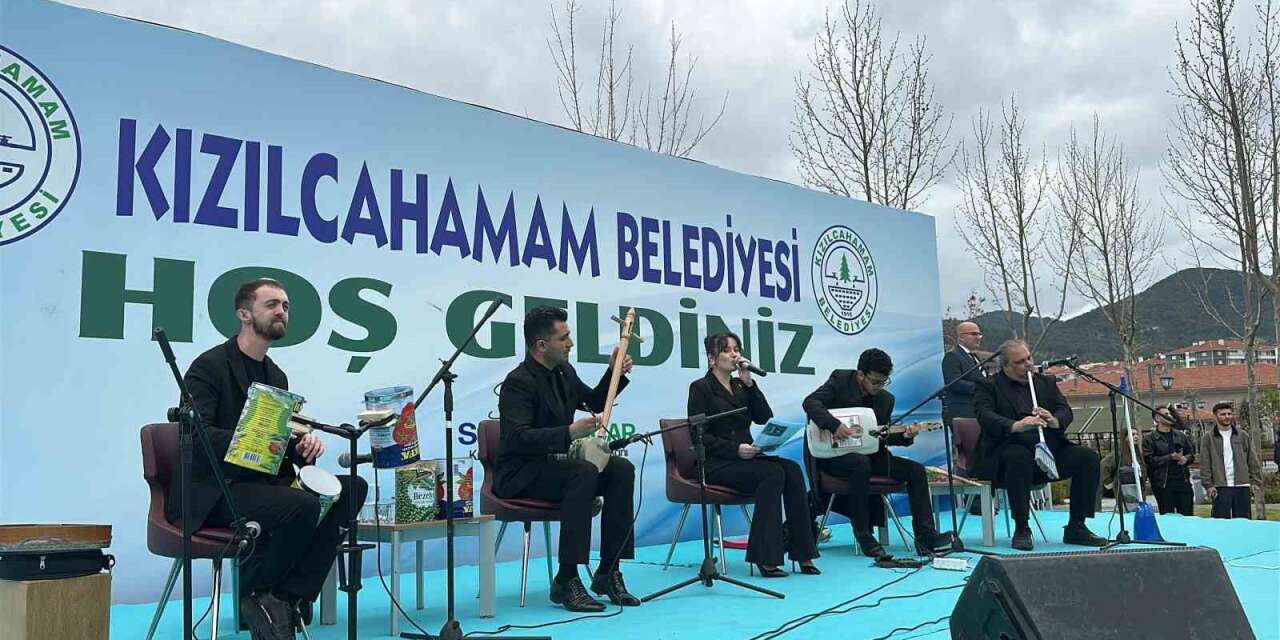 atiklardan-yaptiklari-muzik-aletleri-ile-konser-verdiler