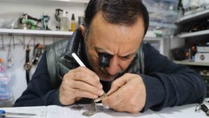 Büyük mekanizmadan kol saatlerine saatçilik mesleğinin sabır isteyen yolculuğu