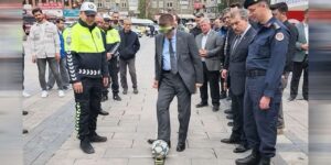 Motosiklet kazası geçiren sürücülere kask hediye edildi