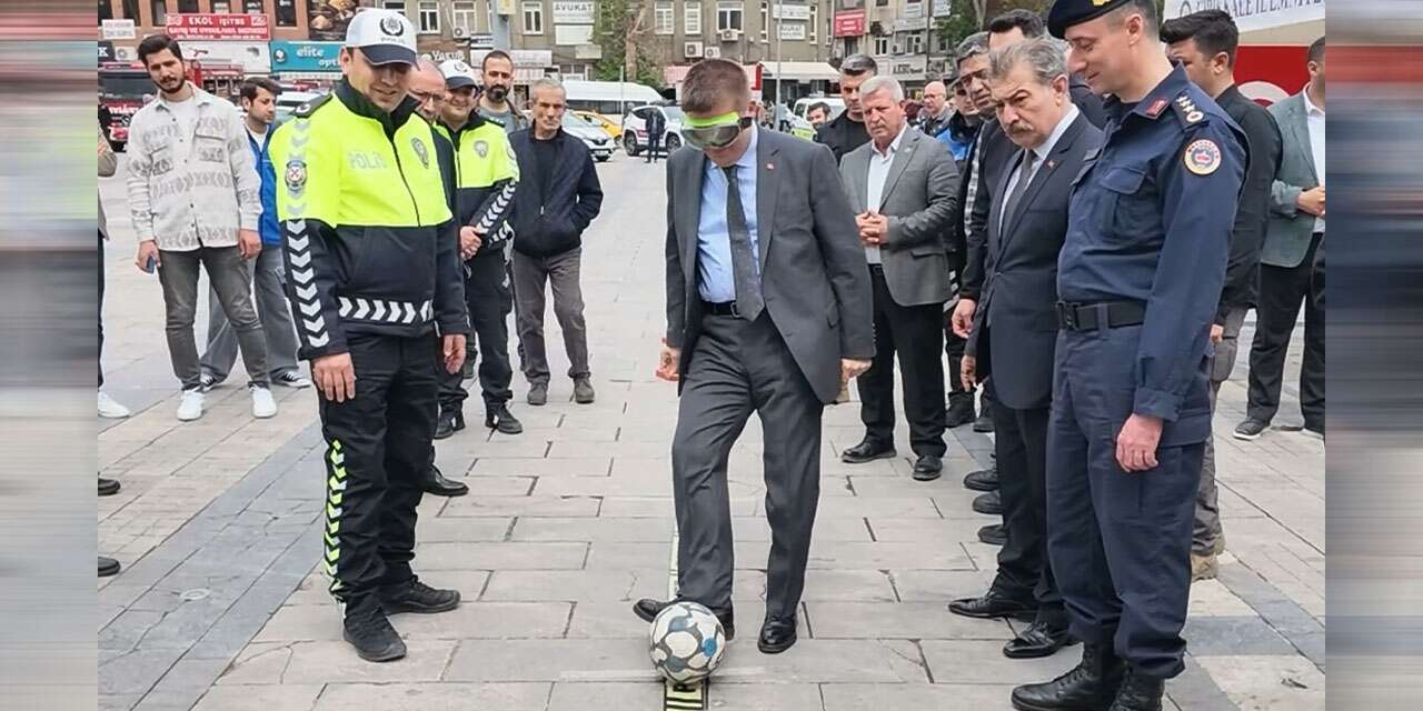 motosiklet-kazasi-geciren-suruculere-kask-hediye-edildi