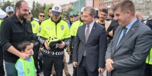 Kırıkkale’de motosiklet kazası geçiren sürücülere kask hediye edildi