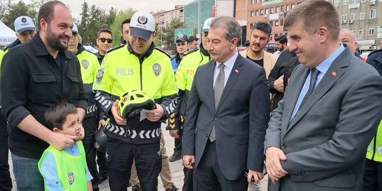 kirikkale’de-motosiklet-kazasi-geciren-suruculere-kask-hediye-edildi
