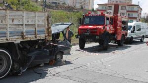 Kamyonun altına giren otomobildeki anne öldü, oğlu ağır yaralandı