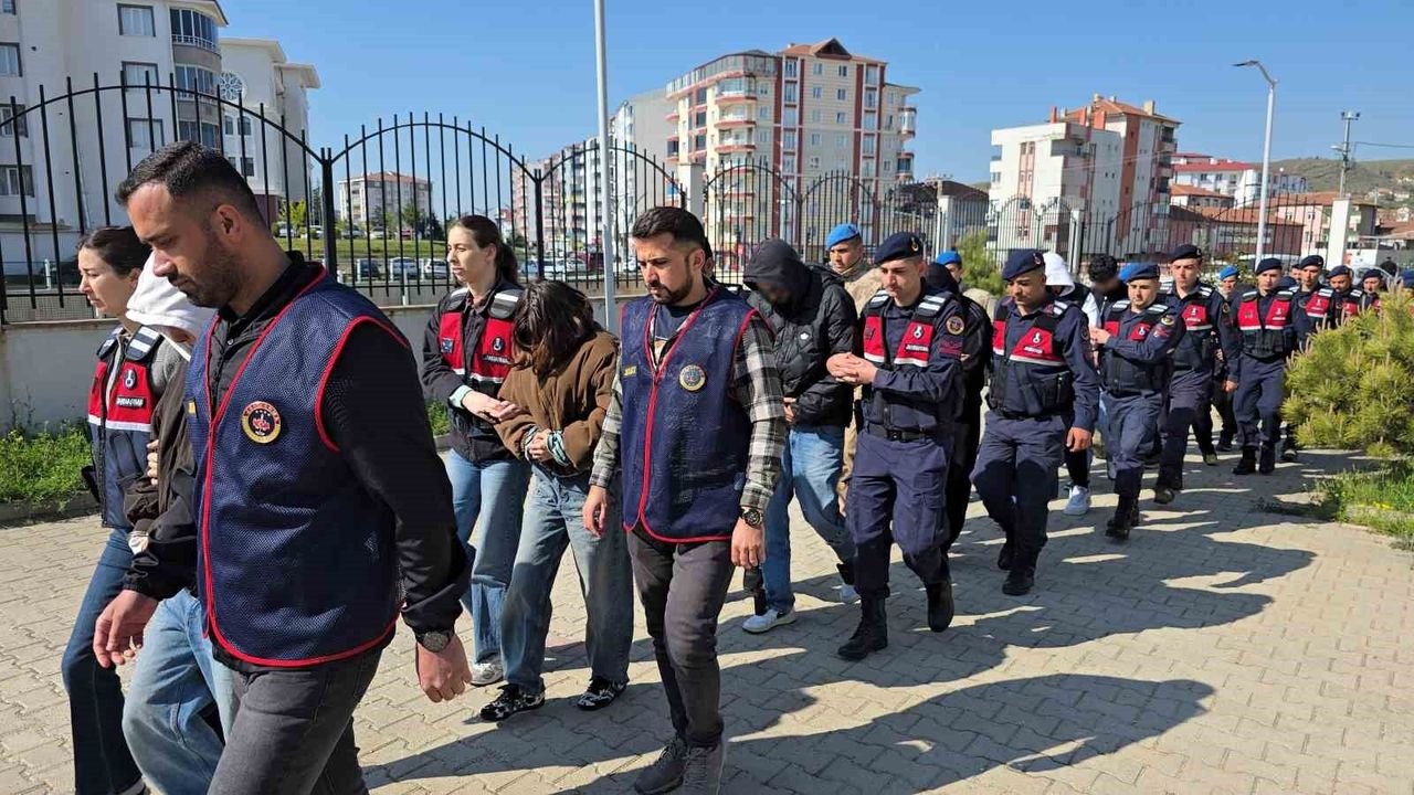 yozgat-merkezli-9-ilde-dolandiricilik-operasyonu:-980-milyon-lira-hesap-hareketliligi-tespit-edildi