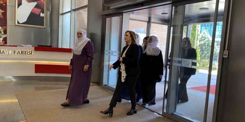 dem-parti-sozcusu-dogan’dan-chp’ye-anneler-gunu-ziyareti