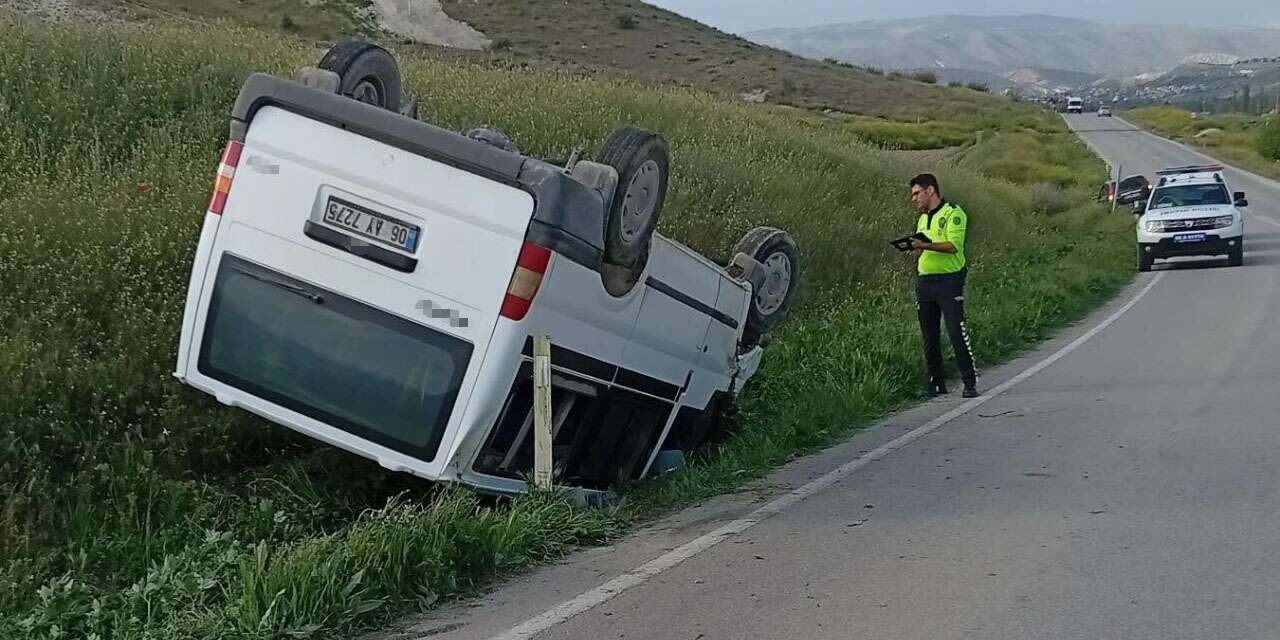 kontrolden-cikan-minibus-devrildi:-1-olu