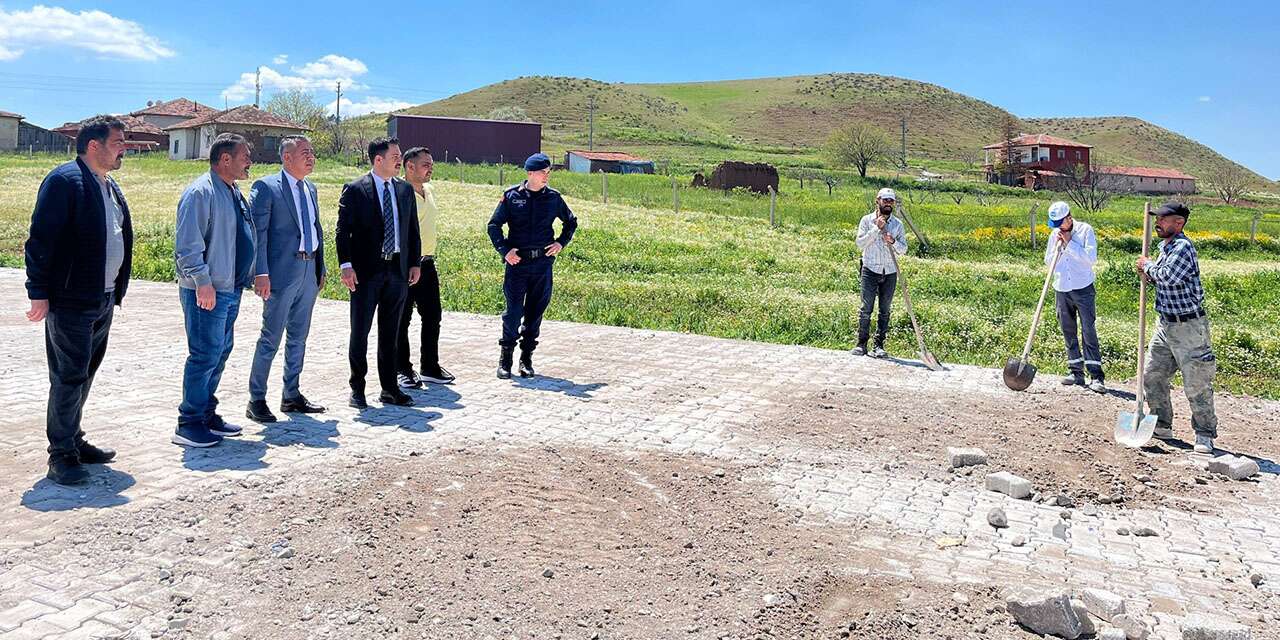 yeniyapan-koyu’ne-kilit-parke-yapiliyor