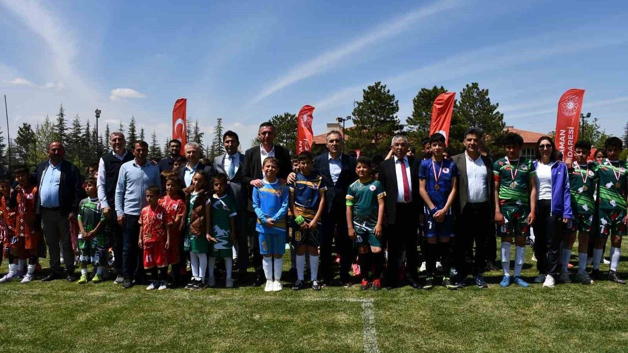 kirsaldaki-cocuklar-yesil-sahada-bulustu