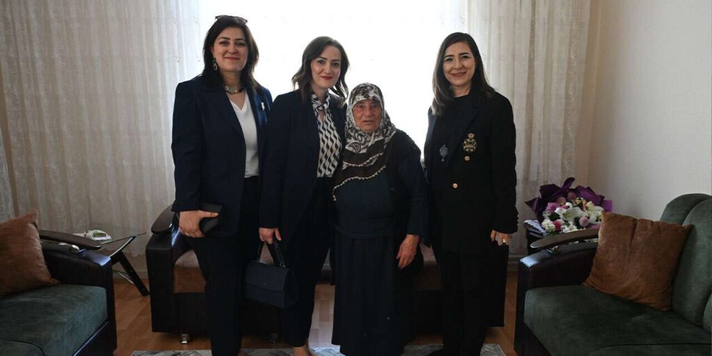 sehit-annesini-duygulandiran-anneler-gunu-ziyareti