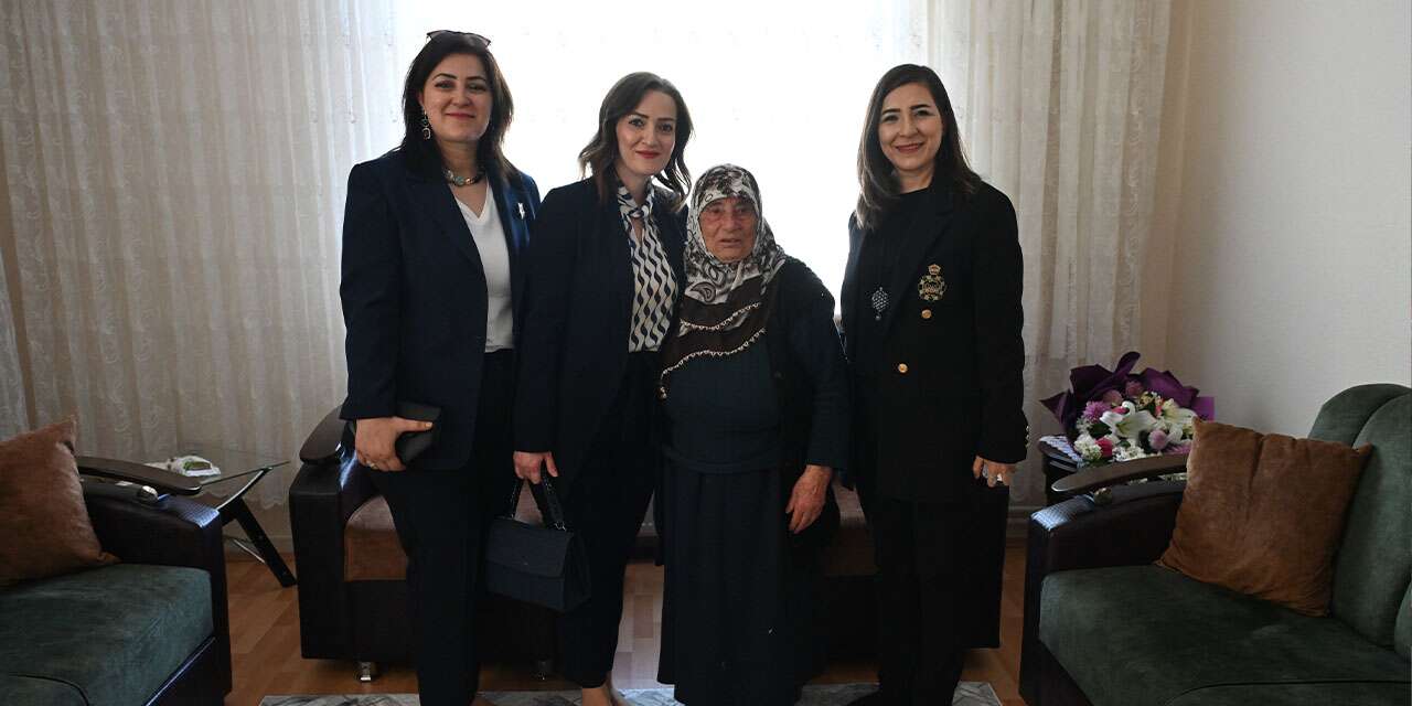 sehit-annesini-duygulandiran-anneler-gunu-ziyareti