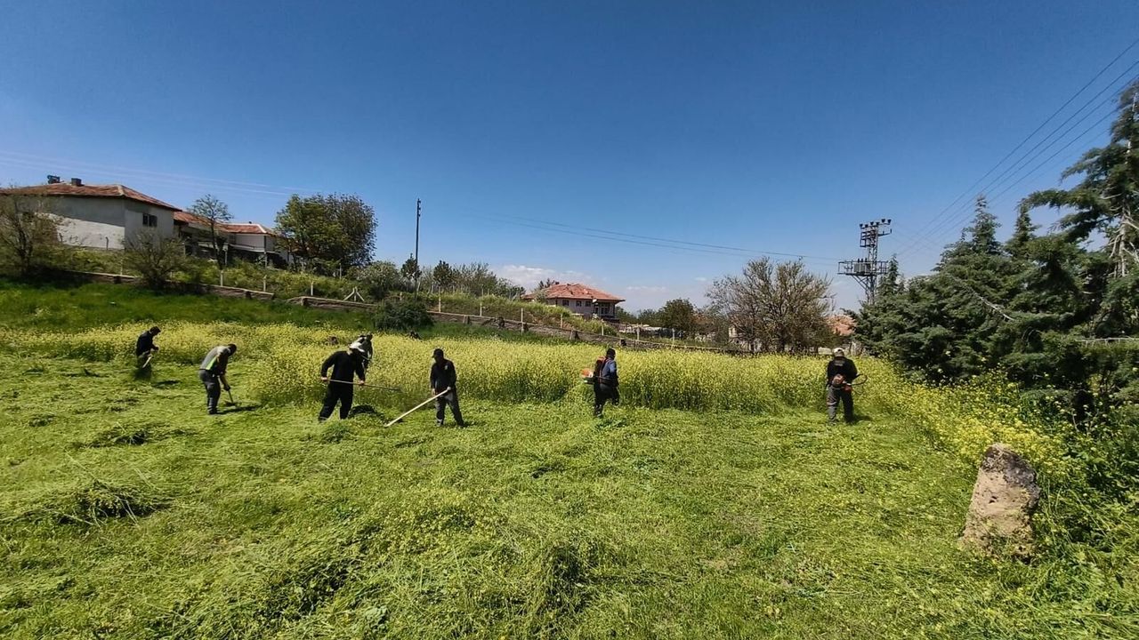 mezarliklarda-temizlik-calismalari-suruyor