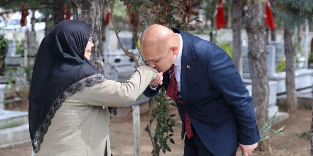 “hakkiniz-odenmez”:-baskan-ahmet-onal-anneler-gunu-mesajini-paylasti