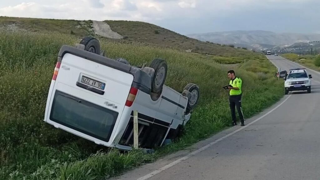 kontrolden-cikan-minibus-devrildi:-1-olu