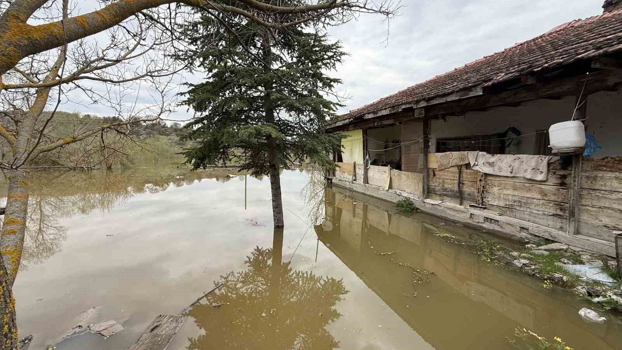 barajin-tasan-suyu-mahalle-girisini-kapatti,-vatandasin-evine-doldu