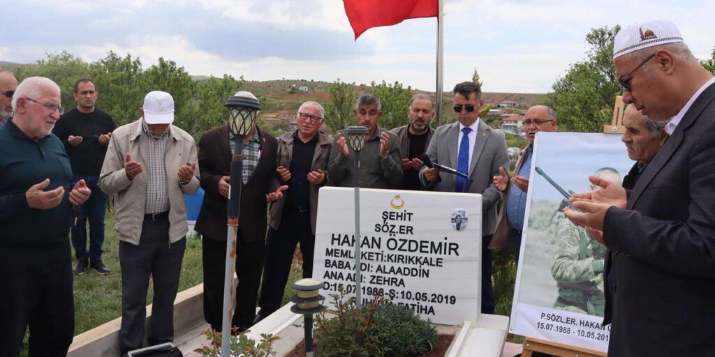 kirikkale-sehidini-unutmadi:-hakan-ozdemir-kabri-basinda-anildi