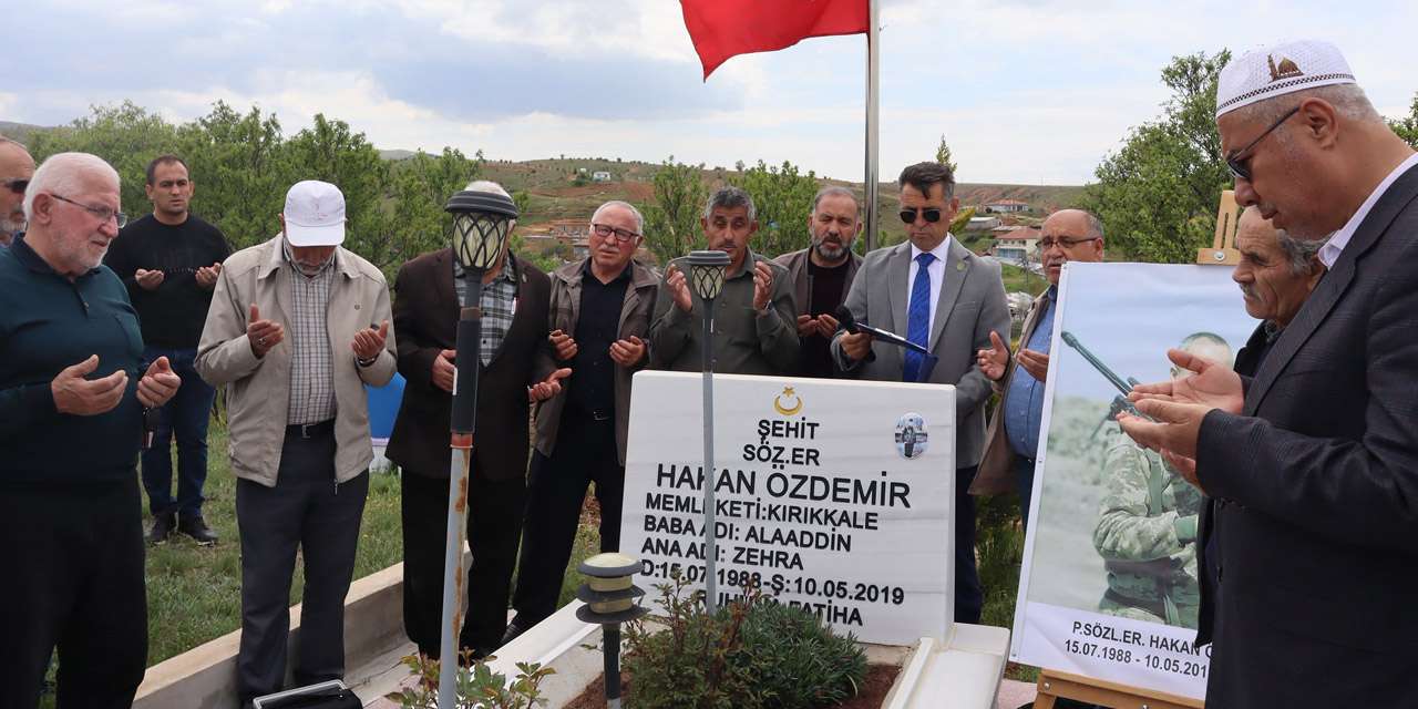 kirikkale-sehidini-unutmadi:-hakan-ozdemir-kabri-basinda-anildi