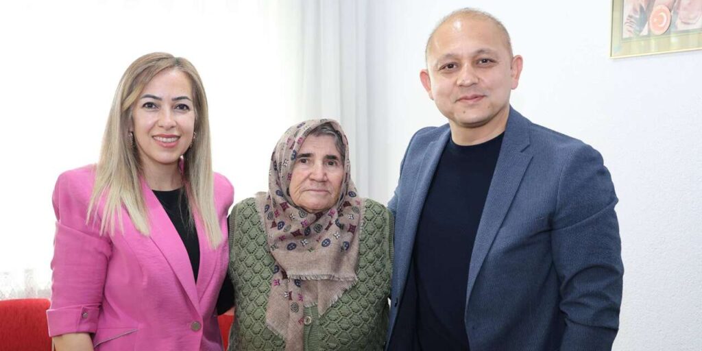 onal-ciftinden-sehit-annesini-duygulandiran-ziyaret