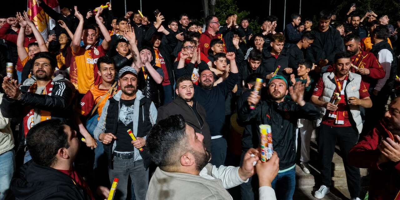taraftarlar,-galatasaray’in-sampiyonlugunu-kutladi