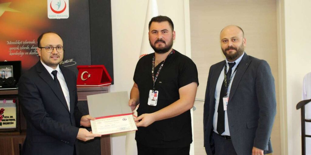 yuksek-ihtisas-hastanesi’nde-ornek-davranis:-bashekim-varol’dan-guler-yuzlu-personele-odul