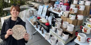 Kırıkkale meydanının sanatçı kadını: Seval Saydam hem üretiyor hem istihdama katılıyor