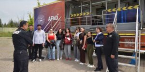 Küçükler öğrendi, büyükler denedi: Emniyet kemeri simülasyonu Kırıkkale şaşkına çevirdi!