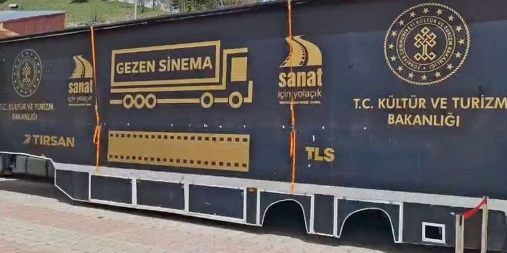 cuma-gunu-randevunuz-var:-kirikkale-cumhuriyet-meydani-dev-bir-sinema-salonuna-donusuyor!