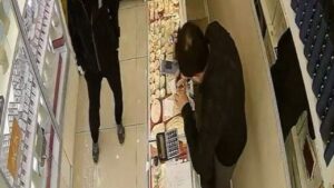 Oyaladığı kuyumcudan altınları çaldı, kaçamadan yakalandı